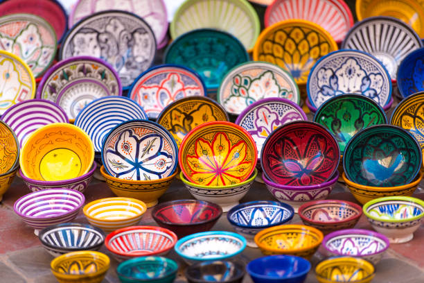 mercado tradicional marroquí con recuerdos - vasijas de barro cocido fotografías e imágenes de stock