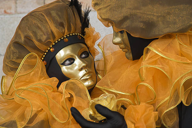 duas máscaras no carnaval dourada em veneza (xxl - couple performer people venice italy imagens e fotografias de stock