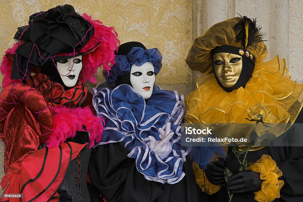 Três com bela costumes em máscaras de Carnaval em Veneza (XXL - Royalty-free Máscara de Veneza Foto de stock