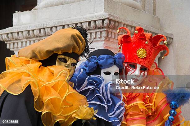 Três Máscaras Com Costumes Colorido No Carnaval Em Veneza Xxl - Fotografias de stock e mais imagens de Atuação