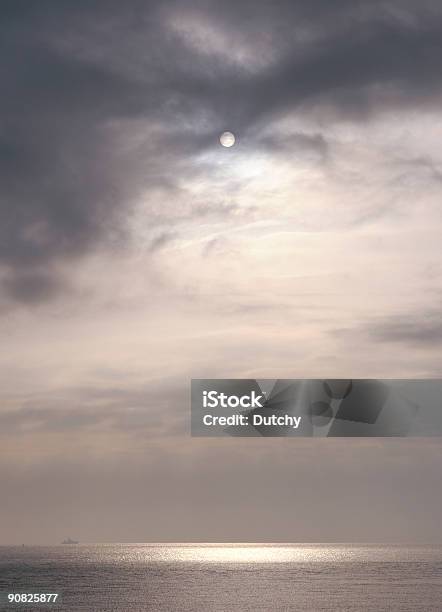 Der Sonne Durch Wolken Gehen Stockfoto und mehr Bilder von Punktlicht - Punktlicht, Wolke, Wolkengebilde