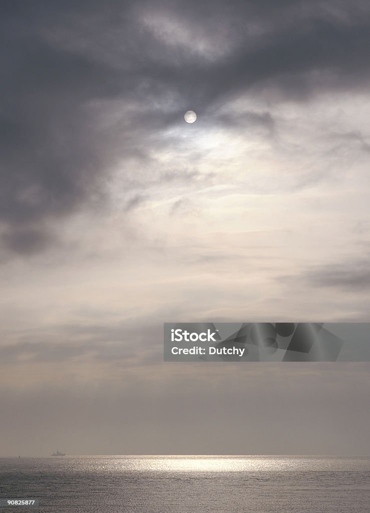 Разрыв через облака н�а солнце - Стоковые фото Местное освещение роялти-фри
