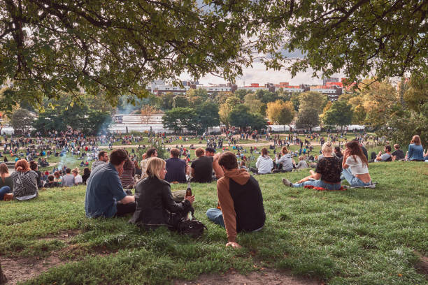 berlino, persone che si godono la domenica a mauerpark. - editorial urban scene horizontal people foto e immagini stock