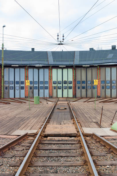 railway track to a roundhouse with a turntable - railroad junction audio imagens e fotografias de stock