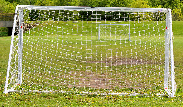 terrain de football - football goal post goal post american football football field photos et images de collection