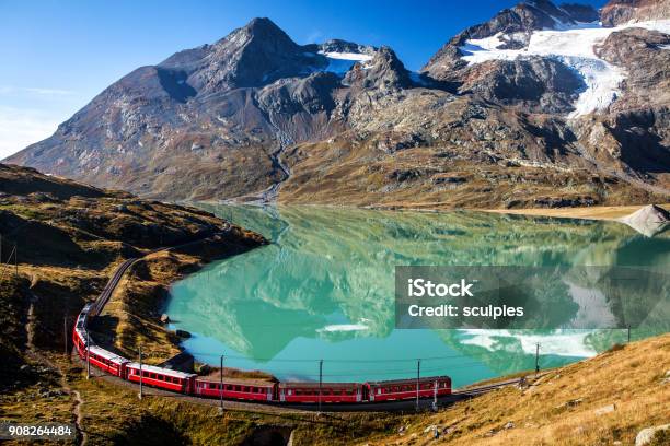 Photo libre de droit de Swiss Train Dans Les Montagnes Des Alpes En Suisse Autour Dospizio Bernina banque d'images et plus d'images libres de droit de Train