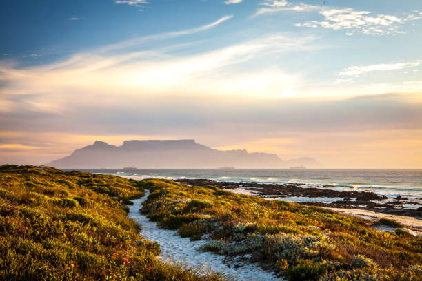 malerische Aussicht von Tabelle Berg-Cape Town-Südafrika vom bloubergstrand – Foto