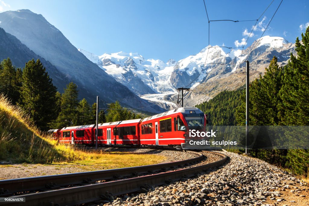 Swiss train dans les montagnes des Alpes en Suisse autour d’ospizio bernina - Photo de Train libre de droits