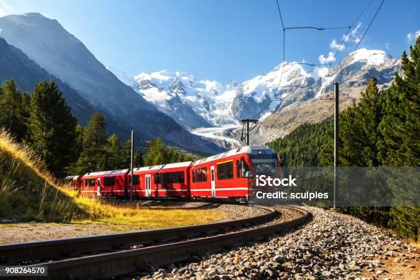 Photo libre de droit de Swiss Train Dans Les Montagnes Des Alpes En Suisse Autour Dospizio Bernina banque d'images et plus d'images libres de droit de Train