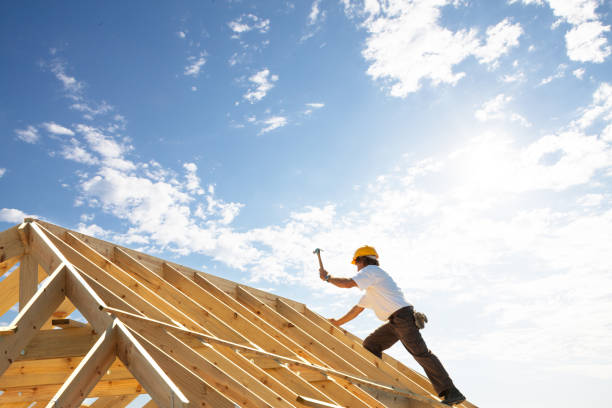 costruttore di lavoratori roofer che lavora sulla struttura del tetto in cantiere - wooden construction foto e immagini stock