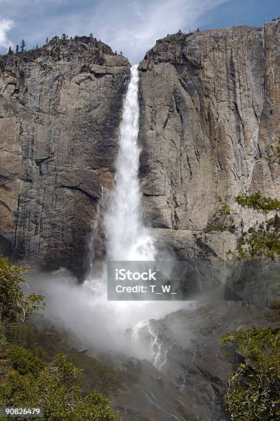 Górny Wodospad Yosemite - zdjęcia stockowe i więcej obrazów Bez ludzi - Bez ludzi, Bunt, Chłodny