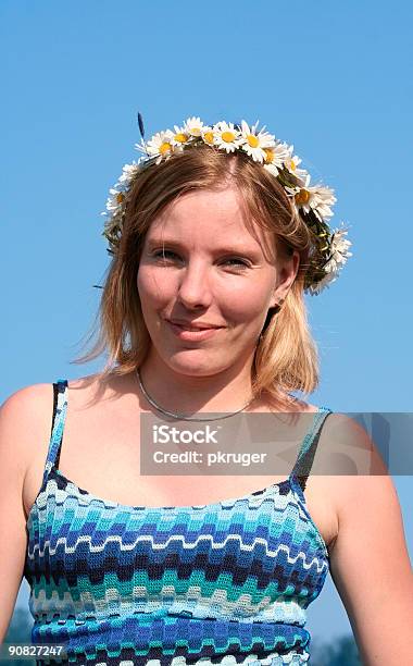 Junge Frau Mit Kamille Kranz Auf Blue Sky Stockfoto und mehr Bilder von Attraktive Frau - Attraktive Frau, Blau, Blondes Haar