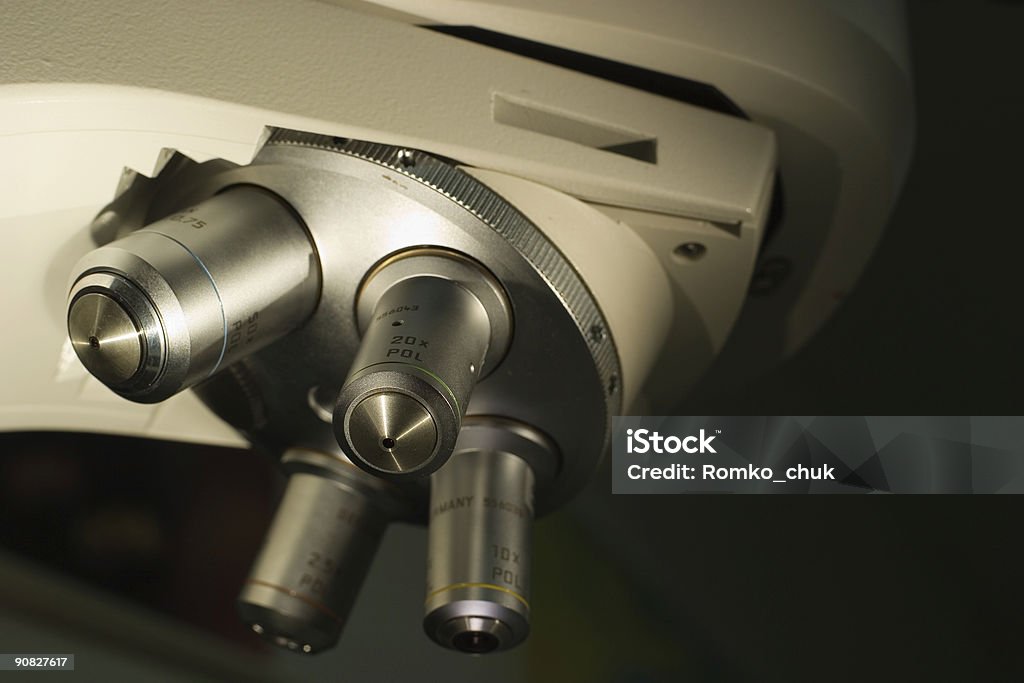 Scienza misroscope torretta con 4 lenti - Foto stock royalty-free di Analizzare