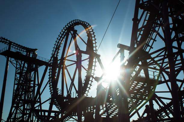 аттракцион американских горок - rollercoaster carnival amusement park ride screaming стоковые фото и изображения