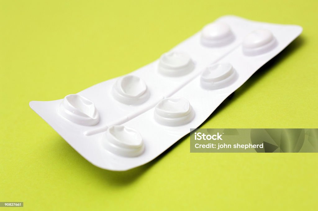 Mezzo vuoto dolore killer pillola pacchetto contro verde - Foto stock royalty-free di Antidolorifico