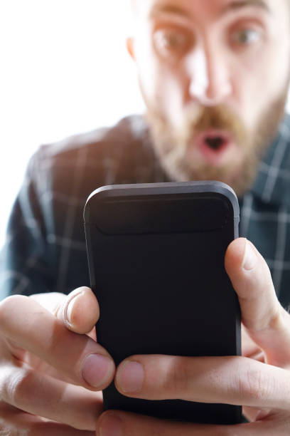 istock Man with phone with shocked and amazed expression 908279624