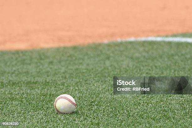 Baseball Stockfoto und mehr Bilder von Gras - Gras, Baseball, Baseball-Spielball