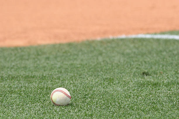 bate de béisbol - baseball baseball diamond grass baseballs fotografías e imágenes de stock