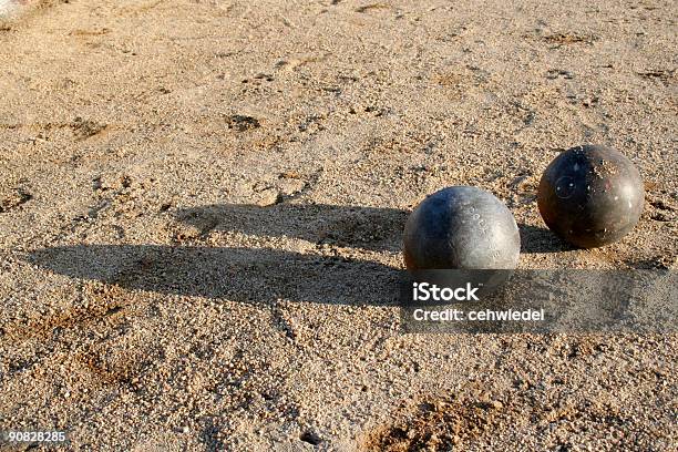 Foto de Duas Fotos e mais fotos de stock de Lançamento de Peso - Lançamento de Peso, Areia, Atletismo