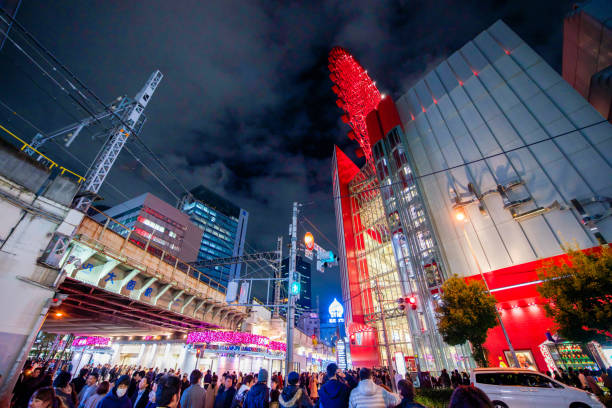 osaka, giappone - 20 novembre 2017 :la ruota panoramica hep five a umeda - ferris wheel immagine foto e immagini stock