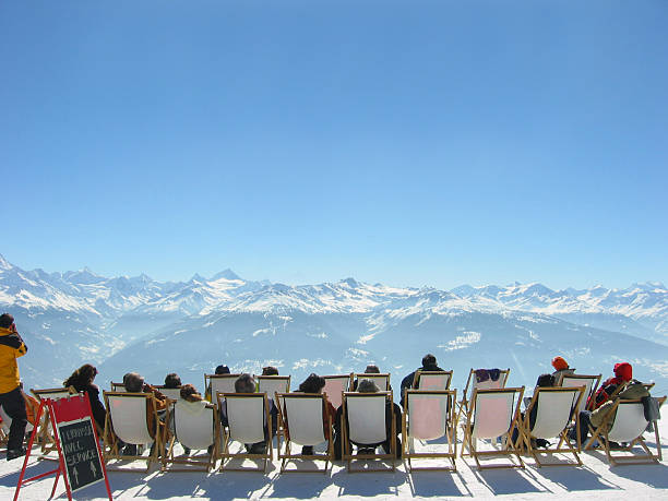 schweizer sonnenbaden - ski skiing european alps resting stock-fotos und bilder