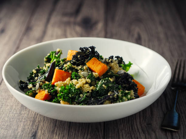 ensalada de quinoa y kale con batatas asadas - cabbage close up food fork fotografías e imágenes de stock