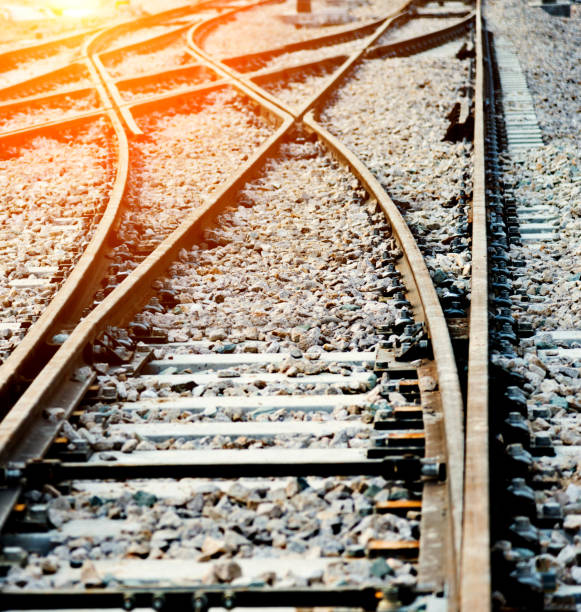 крупным планом железнодорожного переезда - railroad track direction choice transportation стоковые фото и изображения