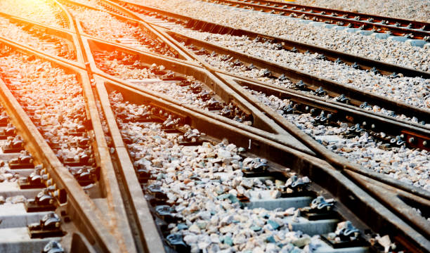 крупным планом железнодорожного переезда - railroad track direction choice transportation стоковые фото и изображения