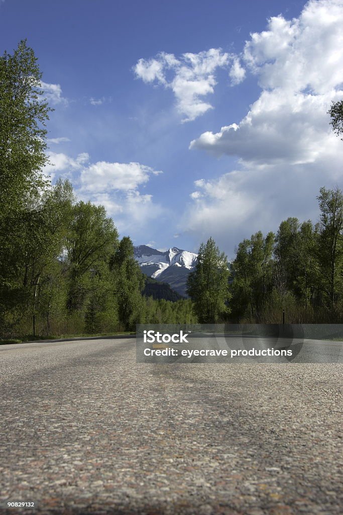 rocky mountain road cielo de las montañas - Foto de stock de Aire libre libre de derechos