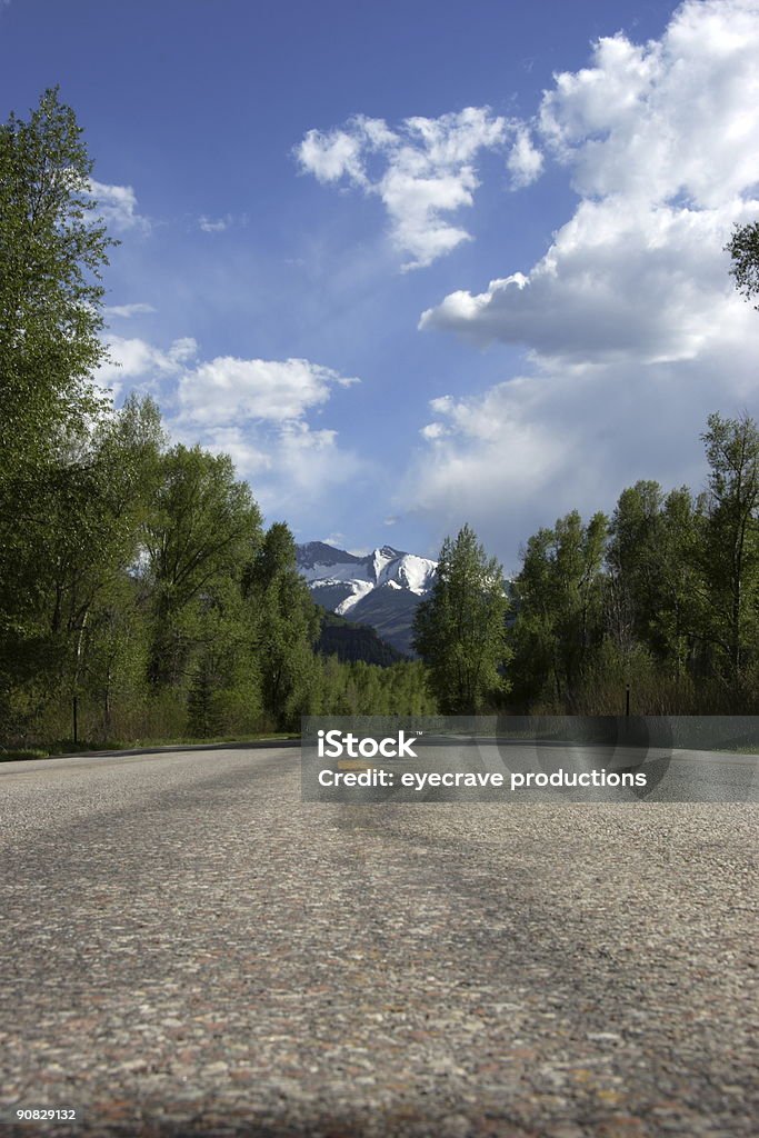 rocky mountain road, montagne, cielo - Foto stock royalty-free di Albero