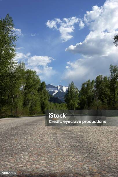 Rocky Mountain Road Montagne Cielo - Fotografie stock e altre immagini di Albero - Albero, Ambientazione esterna, Autostrada