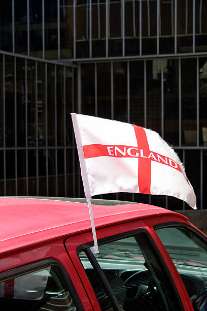 flaga anglii samochodu - english flag st george flag flying zdjęcia i obrazy z banku zdjęć