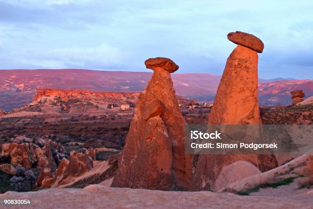 Goreme Cálculos En La Puesta De Sol Foto de stock y más banco de imágenes de Amanecer - Amanecer, Antiguo, Arquitectura