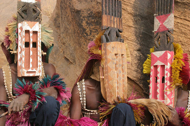 dogon mascherato dancers - dogon tribe foto e immagini stock