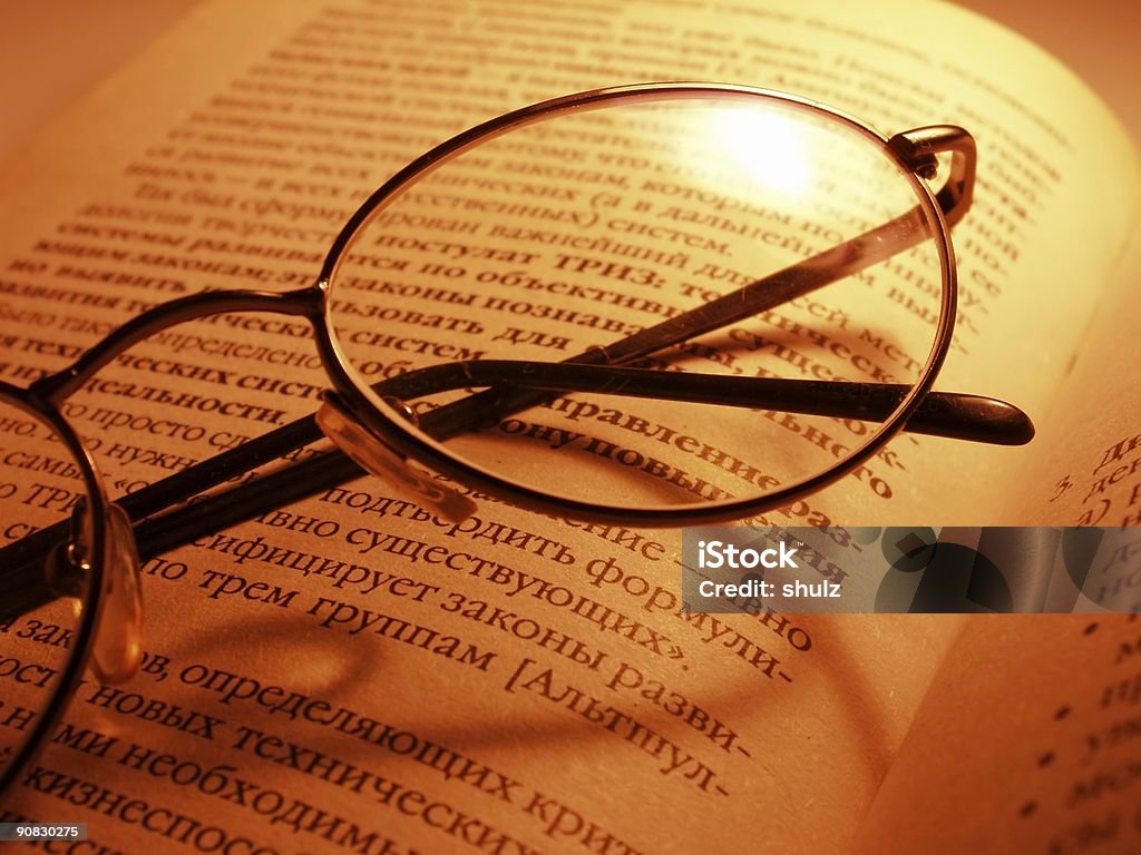 Libro aperto e bicchieri - Foto stock royalty-free di Affari
