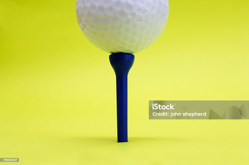 Pelota de golf en T contra desconexión, verde - Foto de stock de Imagen minimalista libre de derechos
