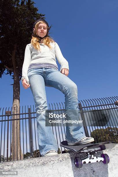 Ragazza Con Skateboard - Fotografie stock e altre immagini di Adolescente - Adolescente, Andare sullo skate-board, Casco protettivo da sport