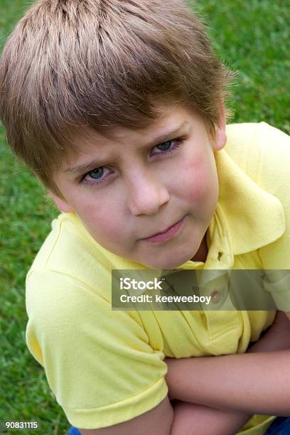 Niño Enojado Foto de stock y más banco de imágenes de Adolescencia - Adolescencia, Amarillo - Color, Azul