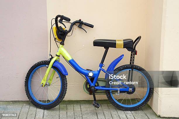 Bambino Bicicletta Appoggiarsi Parcheggiato Su Una Parete - Fotografie stock e altre immagini di Abbandonato