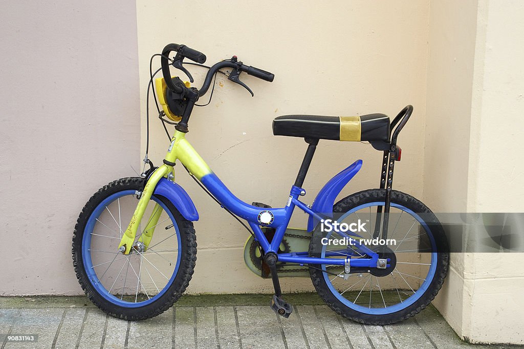 Criança estacionados em bicicleta Inclinar-se na parede. - Royalty-free Abandonado Foto de stock