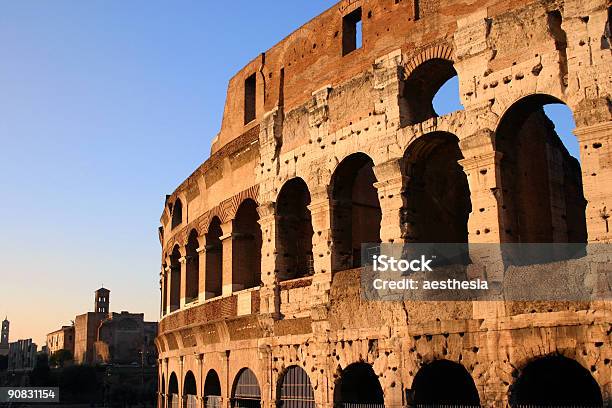 Colosseum - Fotografias de stock e mais imagens de Antigo - Antigo, Arcaico, Arco - Caraterística arquitetural