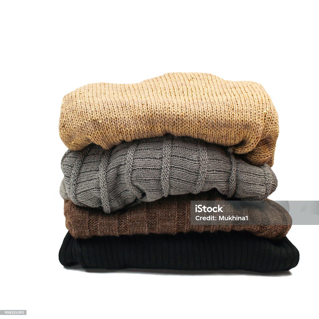Montón de ropa de abrigo colorido sobre un fondo blanco - Foto de stock de Donación benéfica libre de derechos