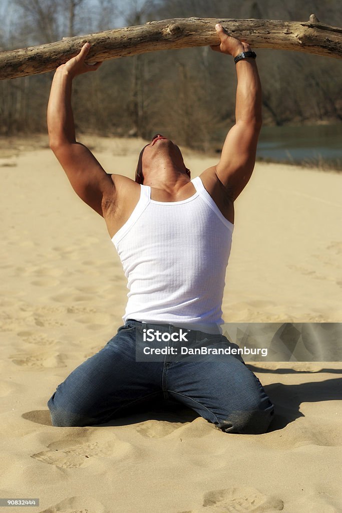 Uomo sulla spiaggia - Foto stock royalty-free di Adulto