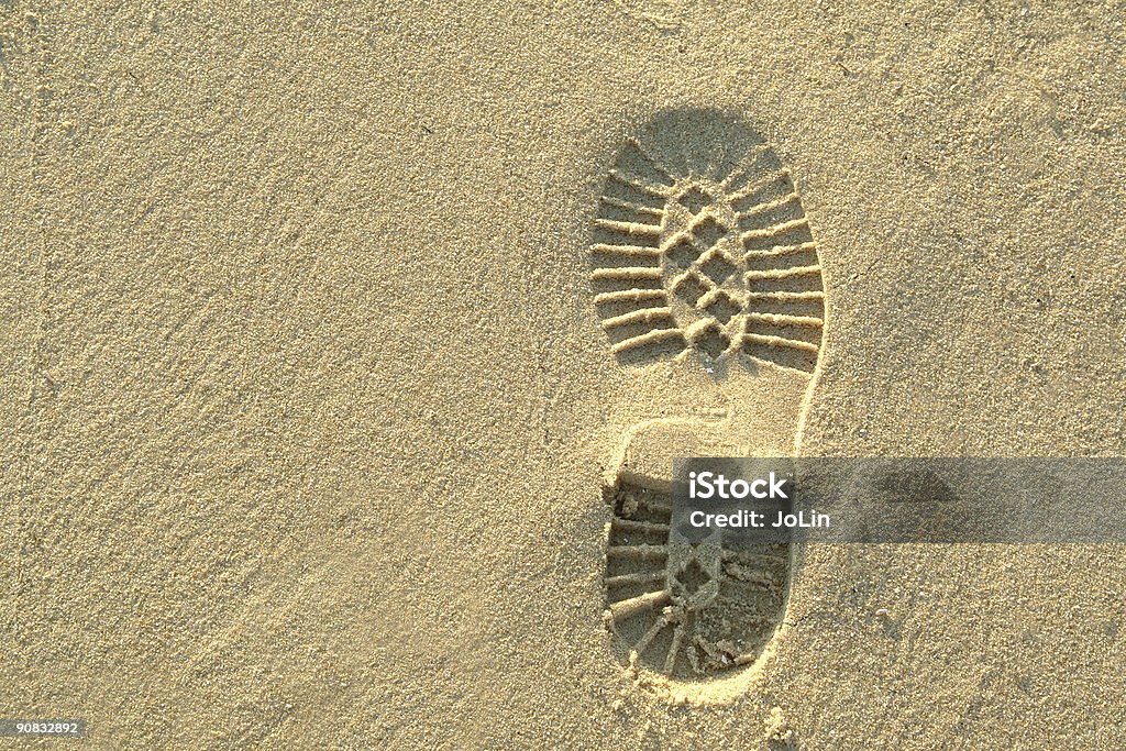 Impronta nella sabbia sulla spiaggia - Foto stock royalty-free di Accudire