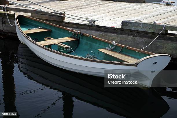Navegación Skiff Foto de stock y más banco de imágenes de Agua - Agua, Amarrado, Barco de remos