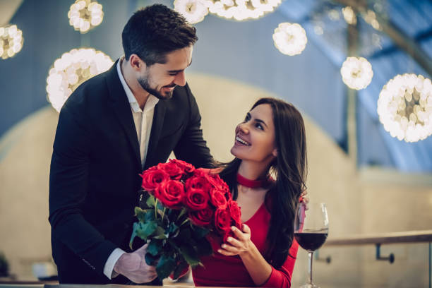 istock Romantic couple in restaurant 908333338