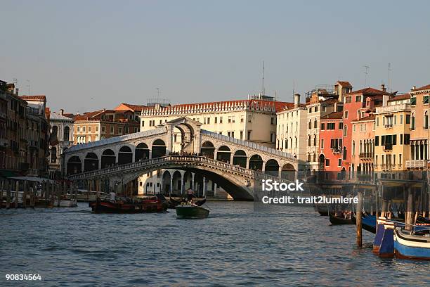 Di Мост Риальто В Венеции Италия — стоковые фотографии и другие картинки Без людей - Без людей, Величественный, Венеция - Италия