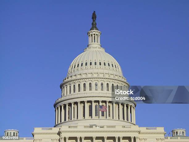 United States Capitol Dome - Fotografie stock e altre immagini di Bandiera - Bandiera, Bandiera degli Stati Uniti, Biblioteca del Congresso Statunitense