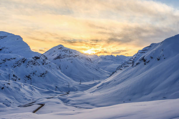 winter am julier-pass schweiz - engadine built structure house mountain stock-fotos und bilder