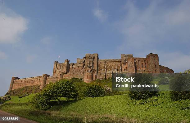 Photo libre de droit de Château De Bamburgh banque d'images et plus d'images libres de droit de Arbre - Arbre, Bamburgh, Bleu